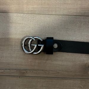 Black leather Gucci belt (skinny)